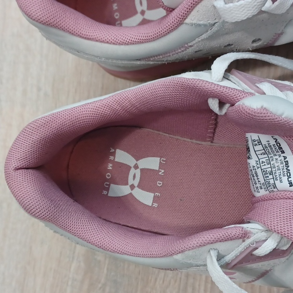 Size 9.5 - UNDER ARMOUR sneakers. White & pink gym shoes. Round toe lace closure - Picture 11 of 16